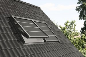 Lehká venkovní roleta na solární pohon SSS, Velux.