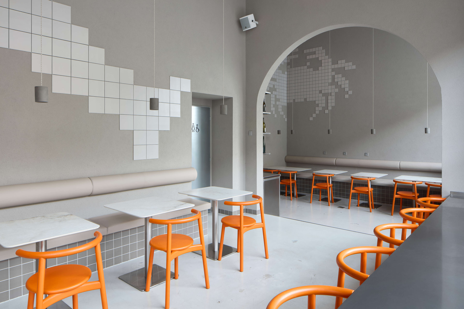 „Nejgeniálnějším nápadem jsou jednoznačně dvě mozaiky raka a kraba poskládané z keramických dlaždic, " říká majitel podniku Patrik Yeranyan. (Rakin Seafood Bar; NEUHÄUSL HUNAL David Neuhäusl, Matěj Hunal)