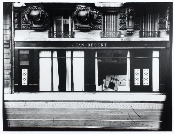 Obchod, který v Paříži otevřela Eileen Gray, nesl název Galerie Jean Désert