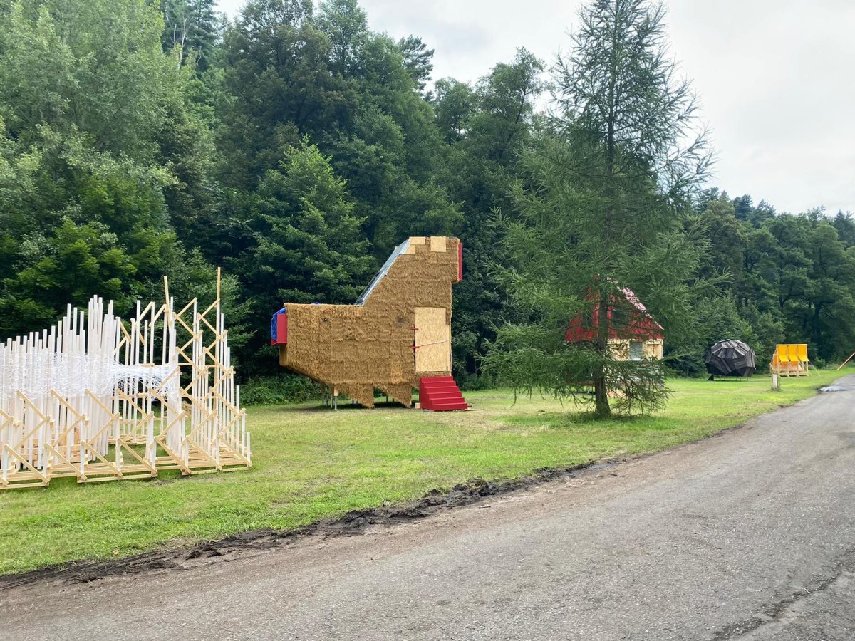 Na workshopu Cabin Fever studenti stavěli a navrhovali drobné stavby.