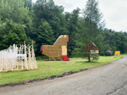Na workshopu Cabin Fever studenti stavěli a navrhovali drobné stavby.