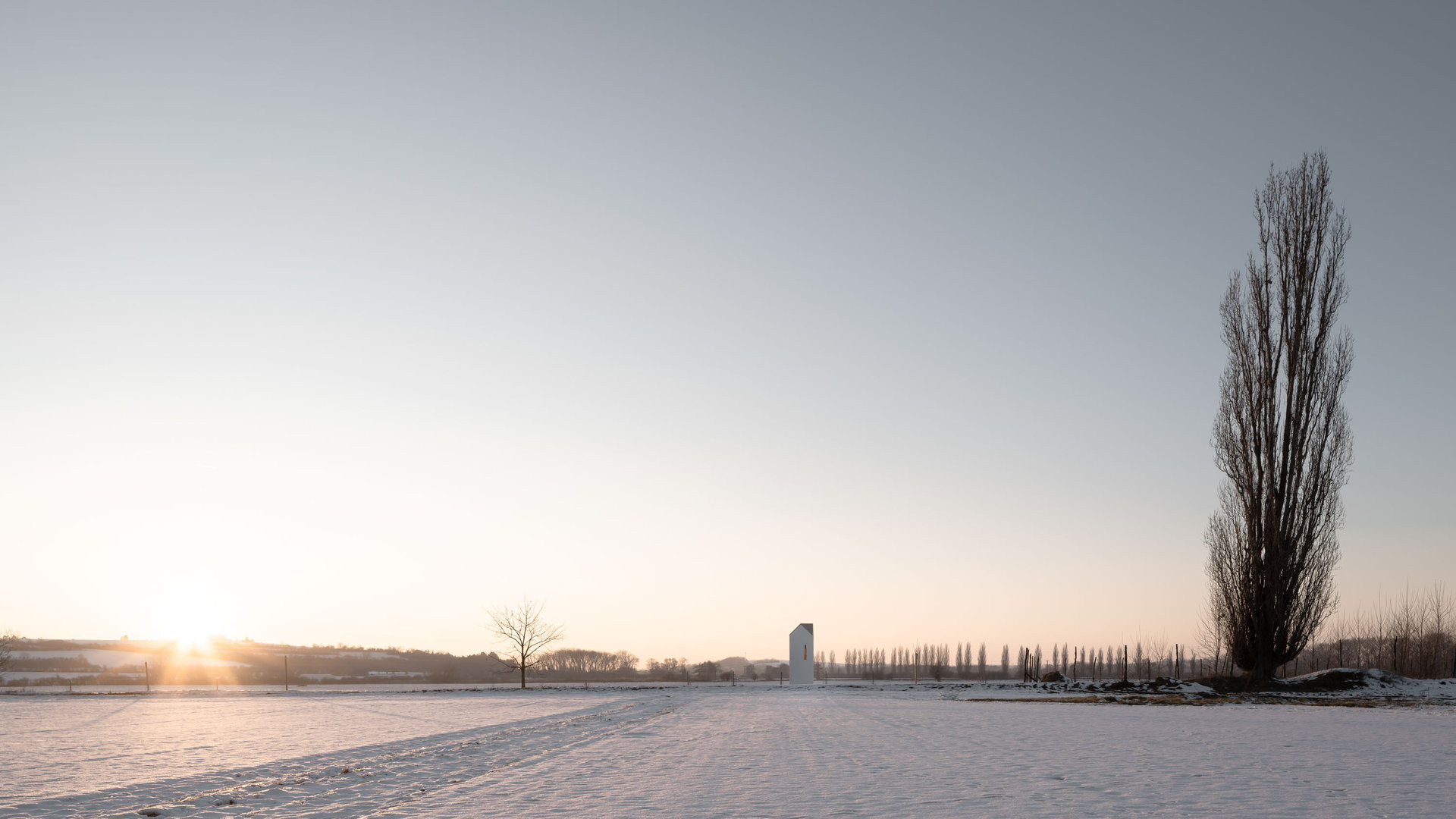 Z dálky vypadá jako sloupek nebo rozcestník. (Kaple u Čečelic, ateliér Chrama)