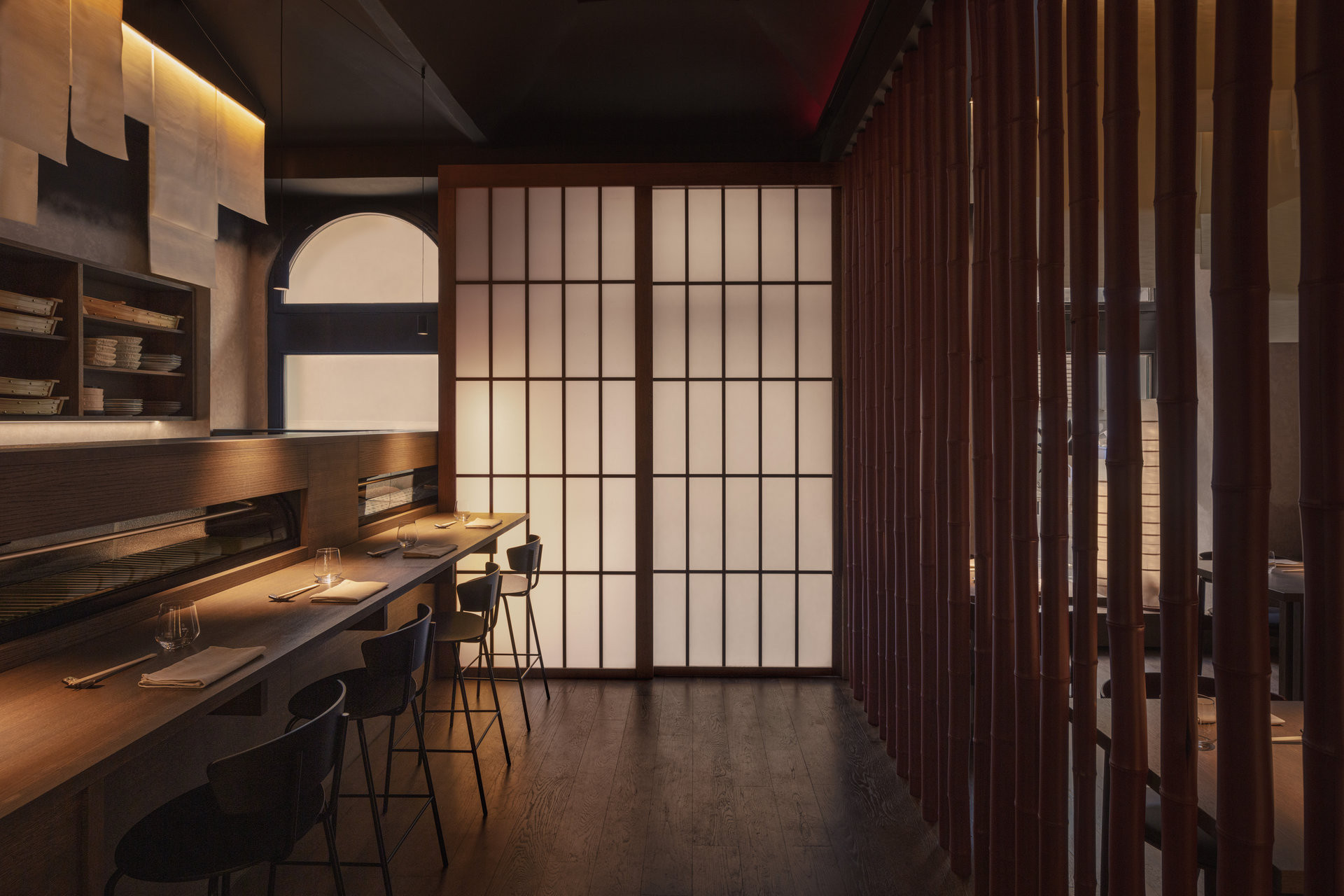 Využití rýžového papíru v interiéru nás přenáší do prostředí Asie. (Yami Sushi House; annaMAT)