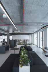 Městská knihovna na Petřinách, studio MONOM: Najdeme tu studijní místa i místa pro relaxaci.