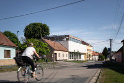 SOKEC v Hrušovanech u Brna, caraa.cz/Atelier KAVA: Budova uprostřed Hrušovan u Brna do sebe nechává nahlížet skrze prosklený parter