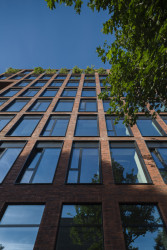 V Gdaňsku vyrostla administrativní budova s cihlovou fasádou navržená architekty Marcinem Woyciechowskim, Tomaszem Piechotou a Radosławem Orłowskim