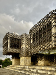 Autor fotografií Jáchym Šenkýř píše: „Zajímavé je propojení brutalismu a tradiční osmanské architektury, jenž vytváří naprosto unikátní objekt.“