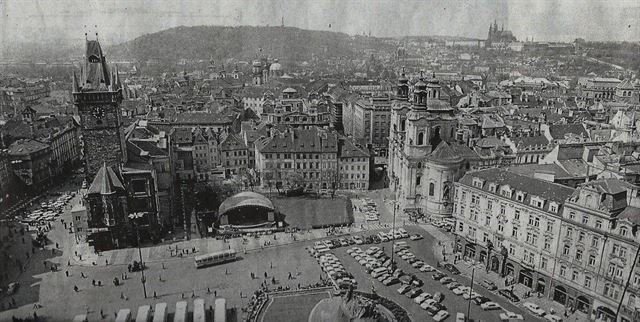 Staroměstské náměstí jako parkoviště - foto