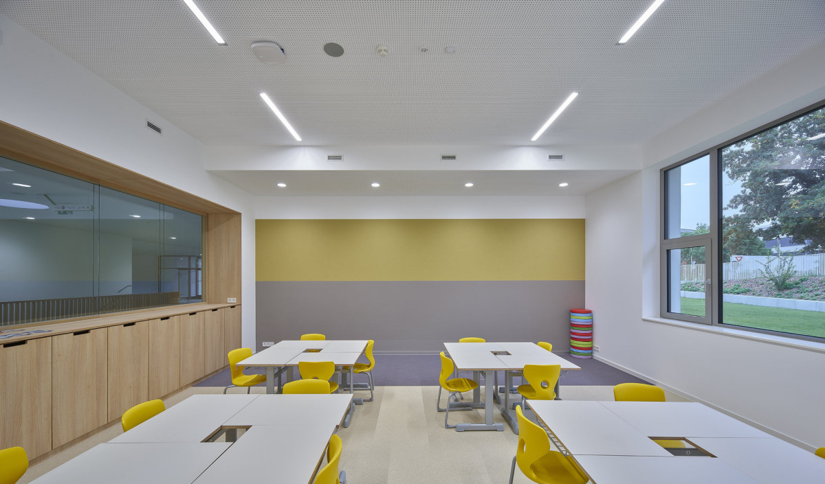 Nová škola od studia OVA architekti je v Berouně. (Nová škola Via v Berouně; OVA )