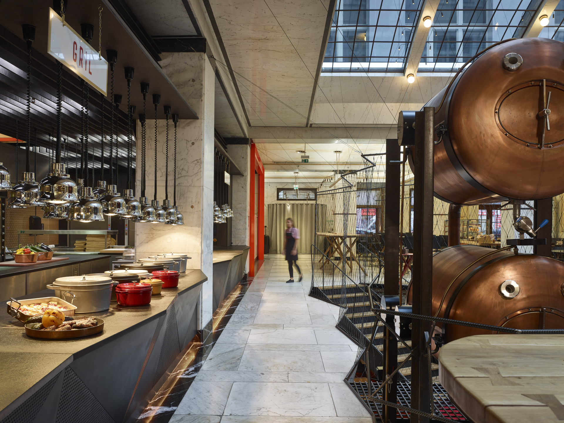 Snahou architektů poté bylo bez zásadních změn zachovat atmosféru reprezentativní bankovní haly v její originální podobě, což současně požadovali také památkáři