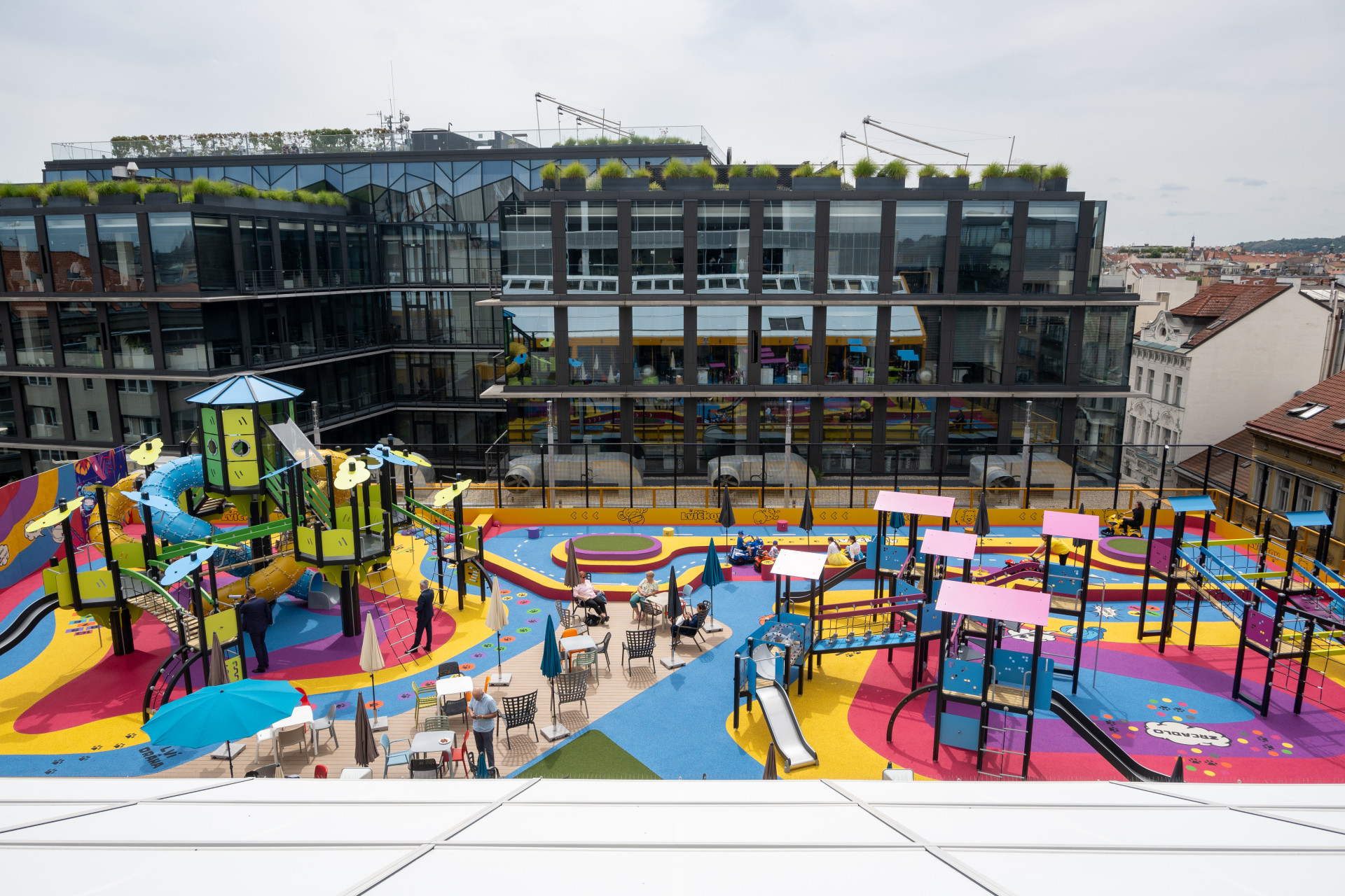 Máj měl ještě jeden unikát. Nákladní výtah, který vozil auta na střešní parkoviště. Teď tu místo toho vznikla další terasa.