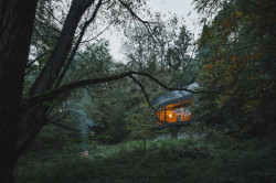 Původní chata u Sázavy se proměnila v moderní úkryt mezi lesy a skalami (Chata u Sázavy mezi skálou a řekou; Mimosa Architekti)