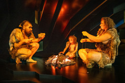 Lucy a Selam, rekonstrukce života lidí před třemi miliony let. Pozadí i celá expozice je podle návrhu architekta Petra Jandy a jeho studia brainwork.