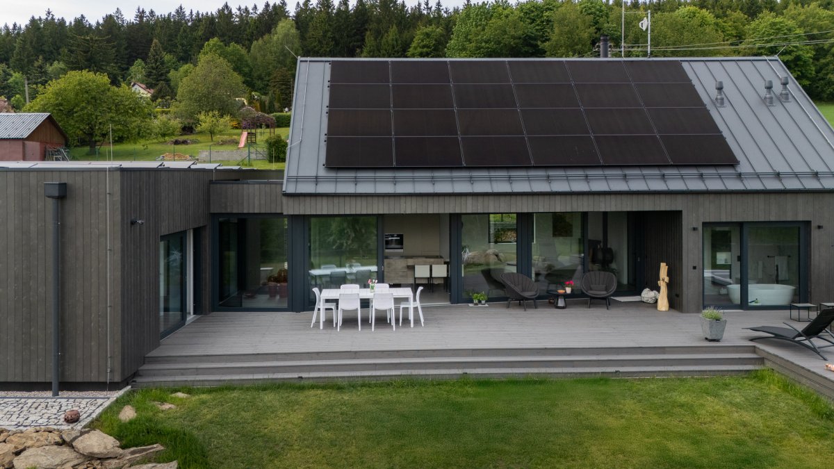 Rodinná firma VESPER HOMES realizovala  rodinný dům u Liberce, který se halí do modřínového dřeva.
