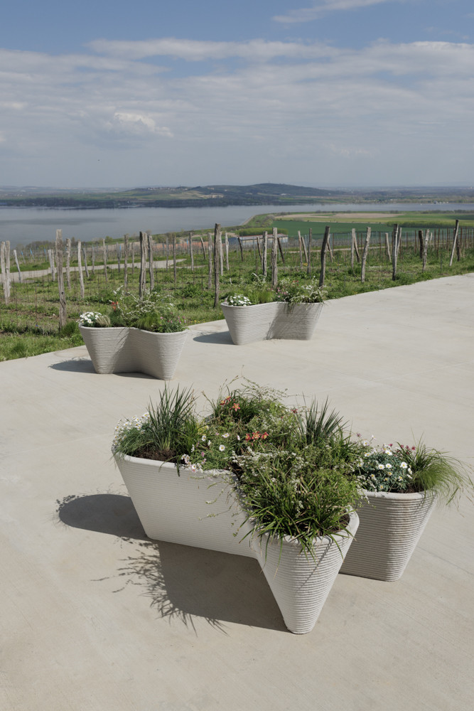 Minimalistické květináče TYPO vyrábí mmcité pomocí 3D tisku jako jedna z prvních firem v České republice