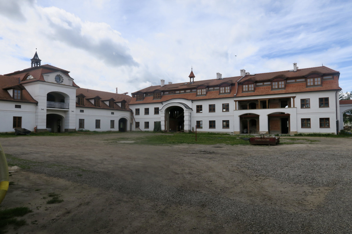 Pohled na západní křídlo, původně sýpku (Hájčí dvůr v pražských Stodůlkách)