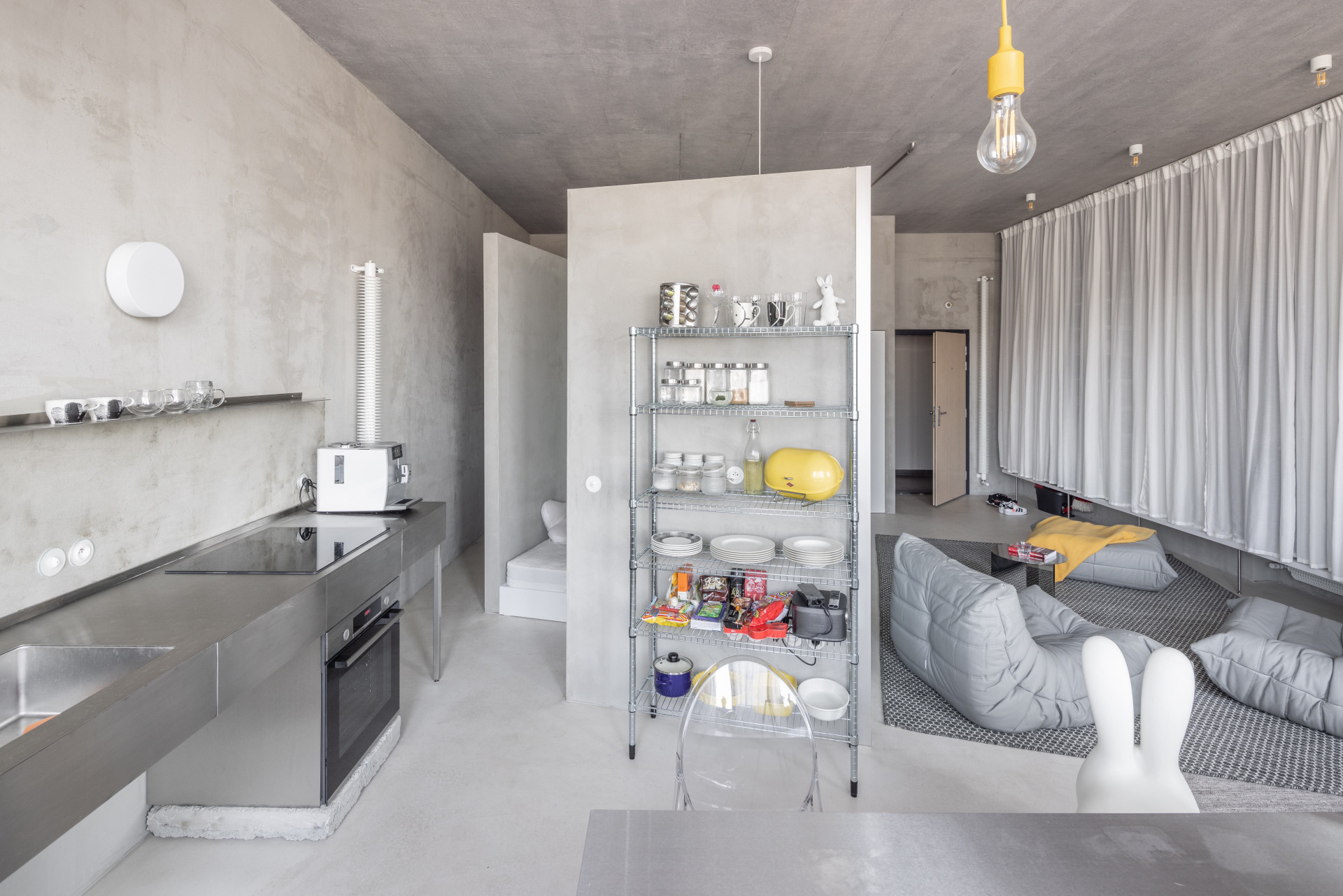 Slovenští architekti Richard Kilo a Matej Honč zrekonstruovali byt v původním kancelářském domě v Bratislavě