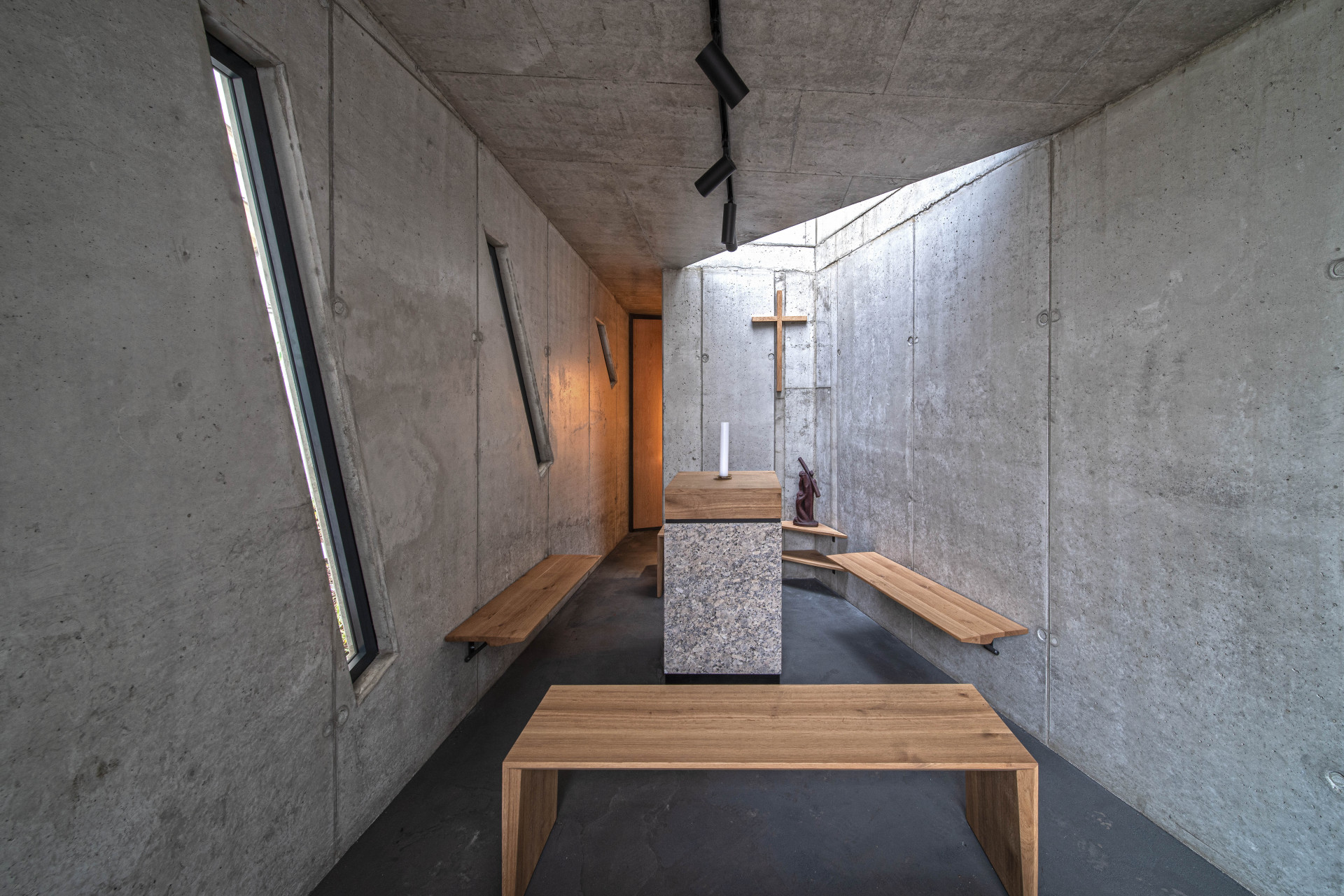 V interiéru dominuje pohledový beton. (Kaple v Praze-Záběhlicích; JIRSA – ARCHITEKTI)