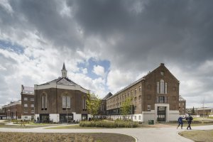 Uprostřed hustě zastavěné severní části města Rotterdam se nachází bývalá věznice Noordsingel. Místo vězeňských cel tu však najdete luxusní byty. 