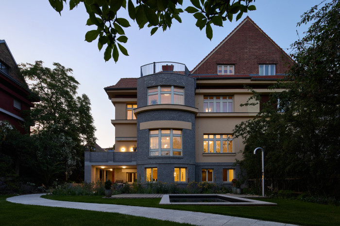 Vila pochází ze 30. let a je dílem Tomáše Pražáka a Pavla Moravce. (Rekonstrukce vily na Vinohradech; Atelier Hajný)