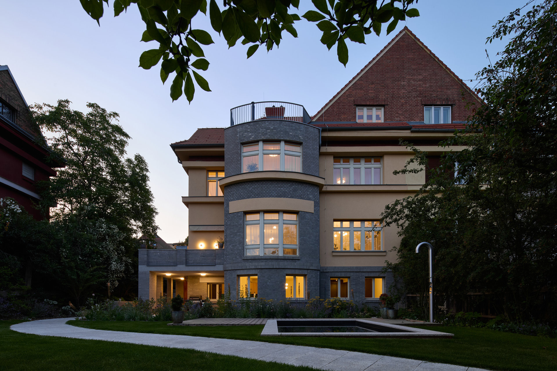 Vila pochází ze 30. let a je dílem Tomáše Pražáka a Pavla Moravce. (Rekonstrukce vily na Vinohradech; Atelier Hajný)