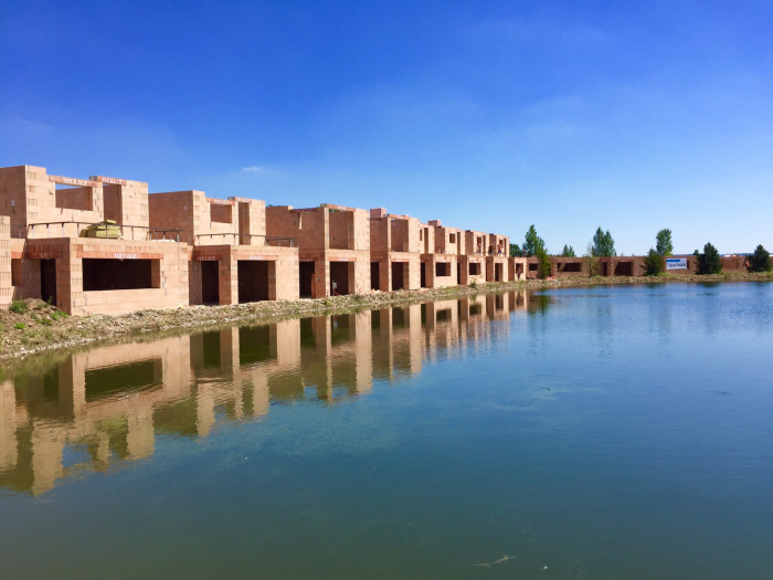 Mimořádně energeticky úsporné rodinné domy byly díky Smysluplnému celku HELUZ realizovány nedaleko golfového hřiště v Mladé Boleslavi