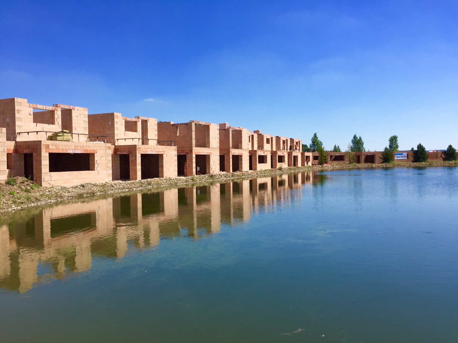 Mimořádně energeticky úsporné rodinné domy byly díky Smysluplnému celku HELUZ realizovány nedaleko golfového hřiště v Mladé Boleslavi