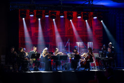 Během vyhlášení si diváci poslechli vystoupení kapely. 