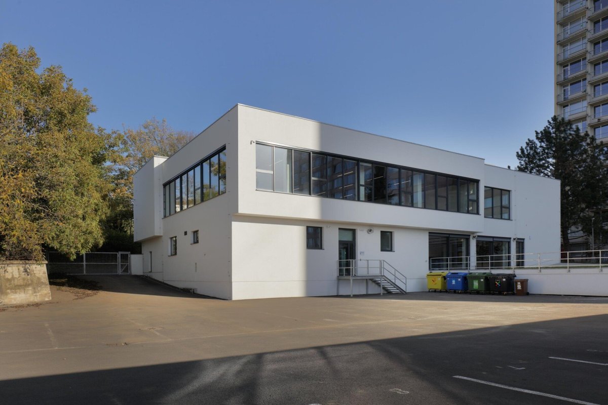 Mjölk architekti proměnili chátrající menzu v Ústí nad Labem na Dům umění