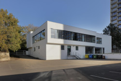 Mjölk architekti proměnili chátrající menzu v Ústí nad Labem na Dům umění