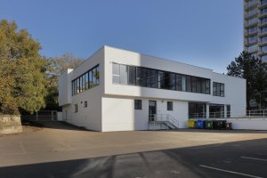 Mjölk architekti proměnili chátrající menzu v Ústí nad Labem na Dům umění