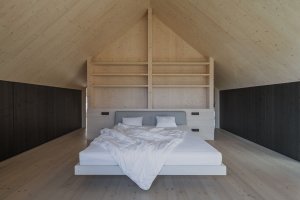 Pohled do ložnice (Chata na Šumavě, ateliér Markéty Cajthamlové)