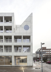 Dům pro umělce v Londýně navrhlo studio Apparata. Umožňuje obyvatelům měnit dispozice bytů, podporuje komunitní život a představuje model flexibilního a sociálně udržitelného bydlení.