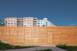 Prostor to dělá intimnějším. (Vnitroblok Manětínská v Plzni, Sporadical)