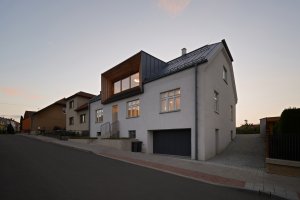 Dům v Ostopovicích, ORA: Původně to byl hodně obyčejný dům, přesněji dvojdům. Dnes ho ozvláštňuje nový vikýř s velkými okny