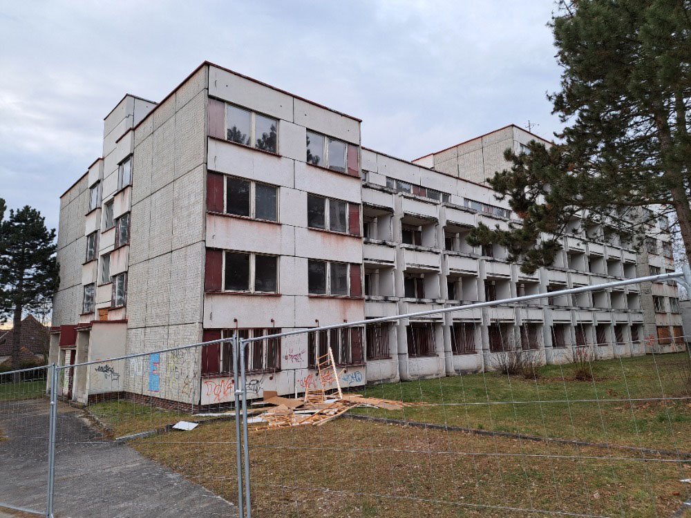 Bývalá ubytovna pro zaměstnance jaderné elektrárny Temelín v Týně nad Vltavou. Již se bourá.