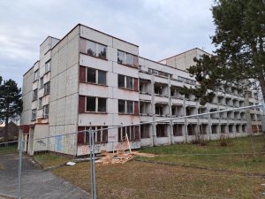 Bývalá ubytovna pro zaměstnance jaderné elektrárny Temelín v Týně nad Vltavou. Již se bourá.