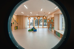 Důležitý prvek v interiéru je kruh. (Mateřská škola ve Vědomicích, Architip)