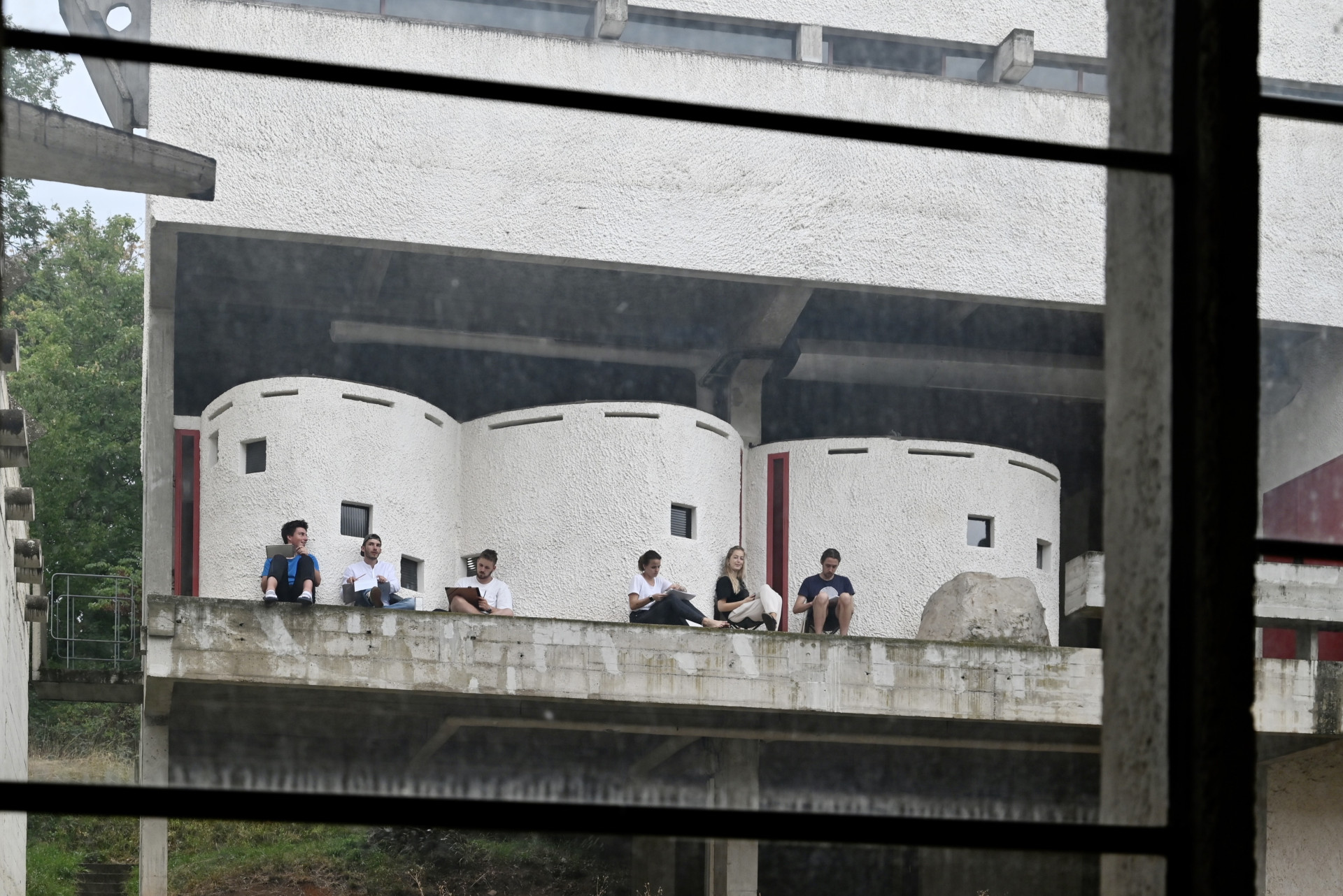 Kreslení. Válce v pozadí jsou hovorny, pokud bratři chtěli přerušit mlčení a o něčem výjimečně mluvit