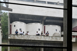 Kreslení. Válce v pozadí jsou hovorny, pokud bratři chtěli přerušit mlčení a o něčem výjimečně mluvit