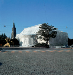 Kunstahalle v Bernu byla první budovou, kterou Christo a Jeanne-Claude nechali zabalit (1968).