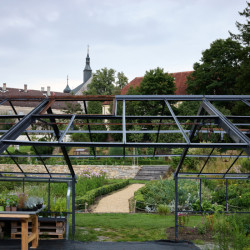 V zahradě zůstaly pozůstatky minulosti, doplnily je nové prvky. (Krafferova zahrada v Jindřichově Hradci od matěj šebek architekti a Ateliér Za Mák)