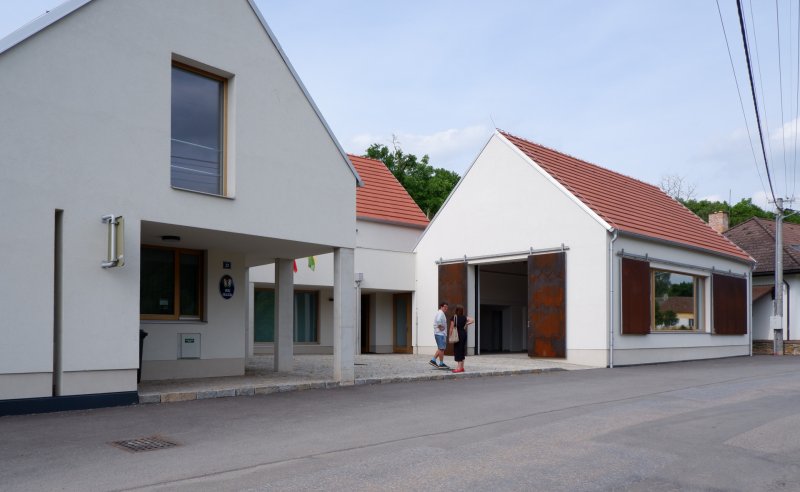 Soňa Urbánková navrhla obecní dům pro malou moravskou vesnici. Vešel se do něj komunitní sál, obecní úřad i ordinace