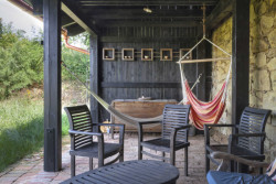 V zadní části chalupy najdeme kryté posezení v zahradě