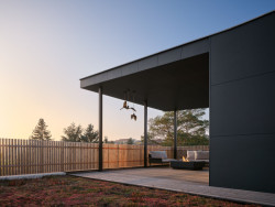 Rodinný dům a sídlo firmy Eko Modular hned vedle sebe - vše z modulů.