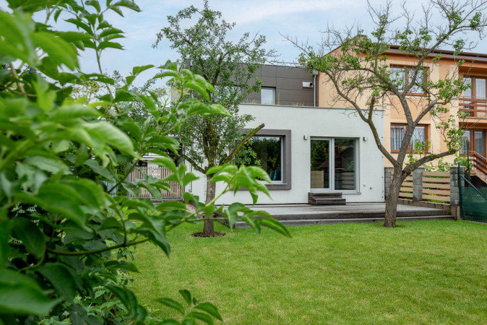 Velký dům na malém pozemku, postavený na zemních vrutech