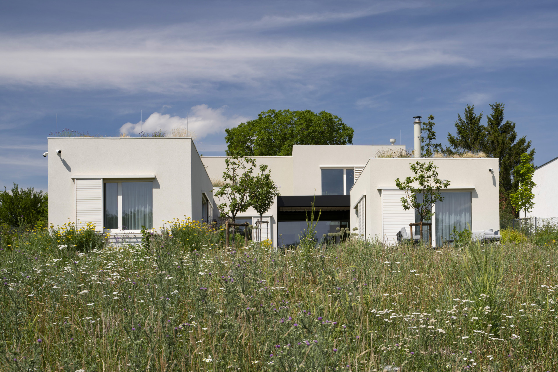 Dům ve Slivenci je zapuštěný do terénu a rozdrobený na menší objemy. (A69 architekti, rodinný dům ve Slivenci)