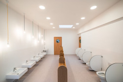 V koupelnách nejsou nemocniční dlaždičky, nýbrž stěrka a nátěr. (Mateřská škola ve Vědomicích, Architip)