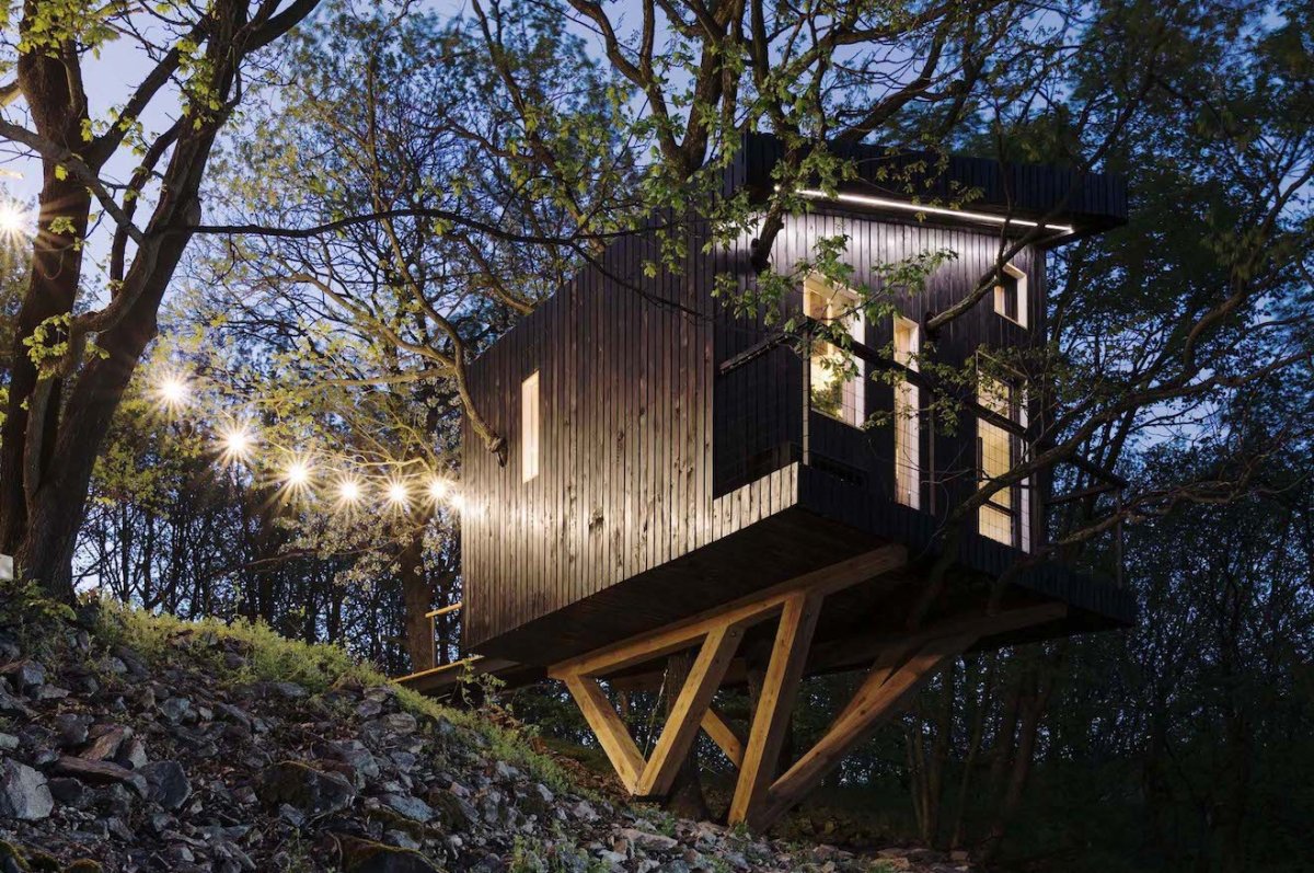 Dubodom je tree house v koruně dubu, dá se v něm pohodlně přenocovat. (Dubodom od Pavola Šišky ve Svätém Juru)