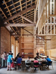 Workshop v komunitních prostorách (Sociální projekt v bývalé textilní továrně; H ARQUITECTES)